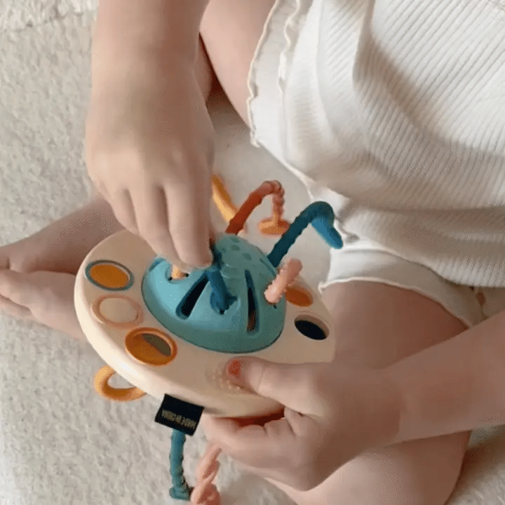 Nestwell Baby UFO silicone pulling toy - strap detail